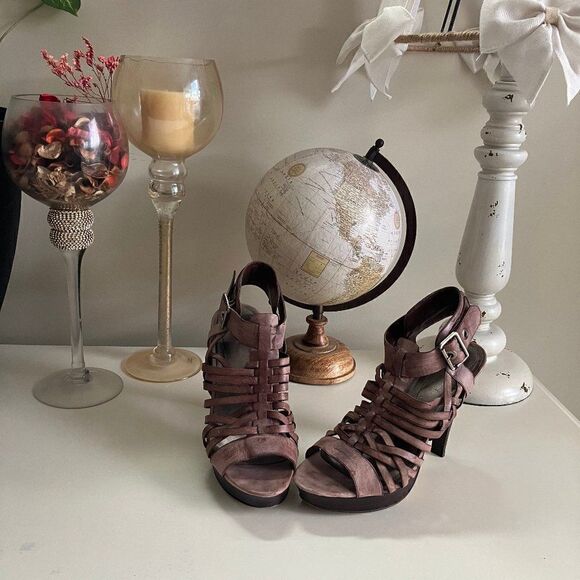 Beautiful Sz 9 High Heel Sandal - Picture 1 of 7